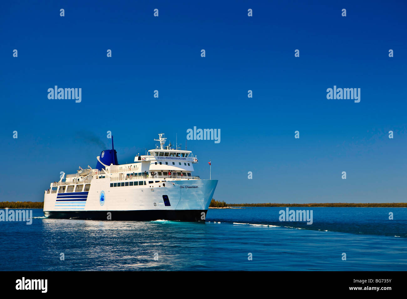 Chi-Cheemaun di trasporto passeggeri e di traghetto in partenza Tobermory sulla penisola di Bruce per Manitoulin isola nel Lago Huron, Ontario Foto Stock