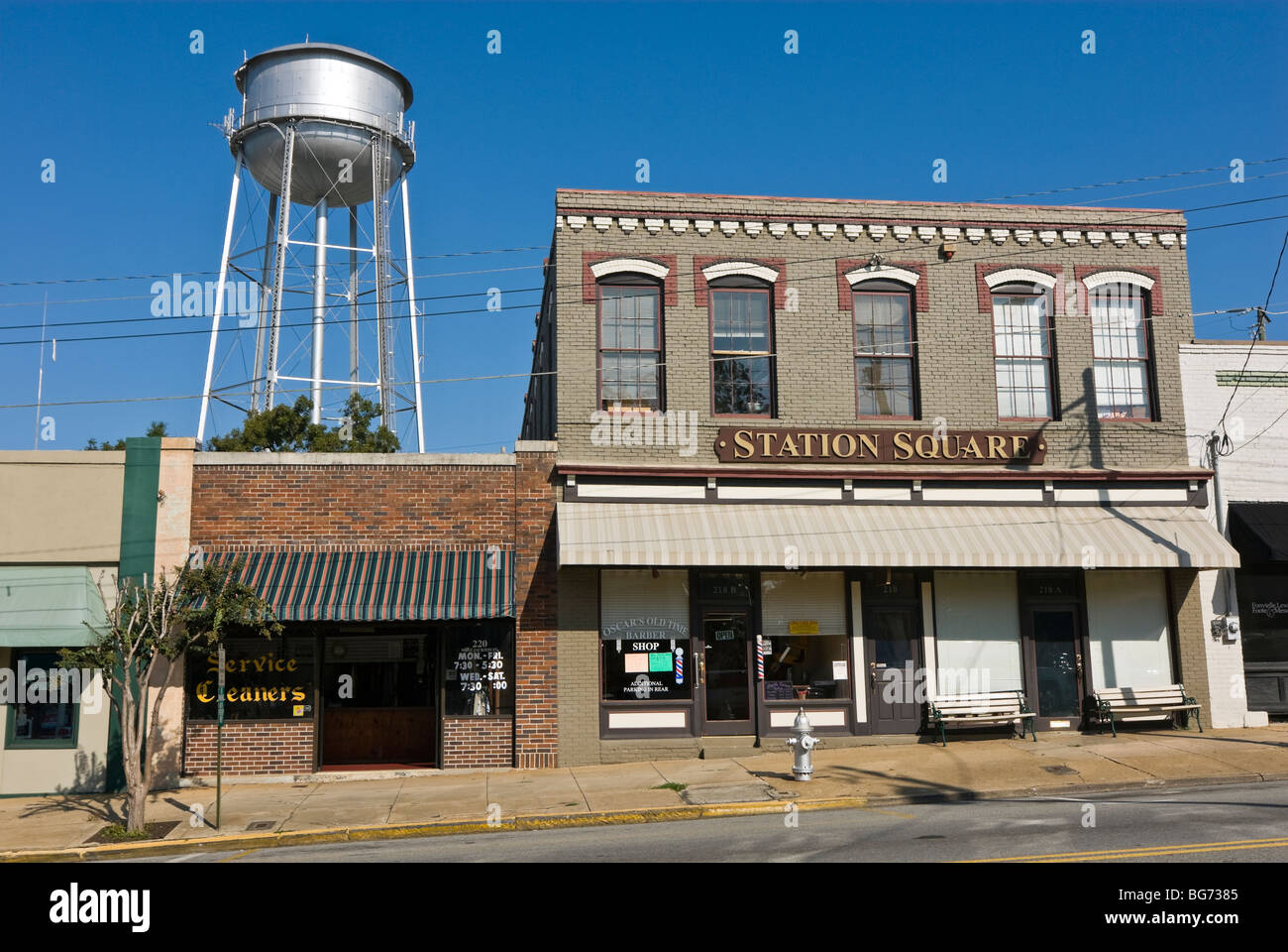 Water Tower e costruzione di mattoni in thomasville, Georgia del Sud, Stati Uniti d'America Foto Stock