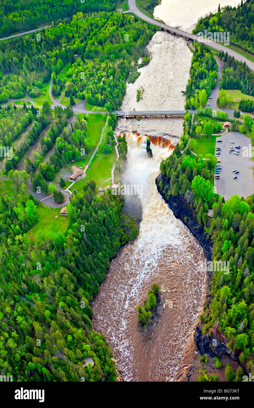 Vista aerea del Fiume Kaministiquia e Kakabeka cade all'Kakabeka Falls Provincial Park, Ontario, Canada. Foto Stock