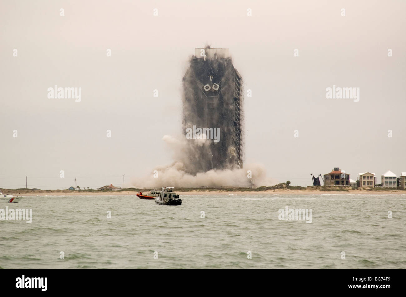 Ocean Tower in stadio medio di crollo dopo la detonazione di cariche per implodere la costruzione. 5 in serie Foto Stock