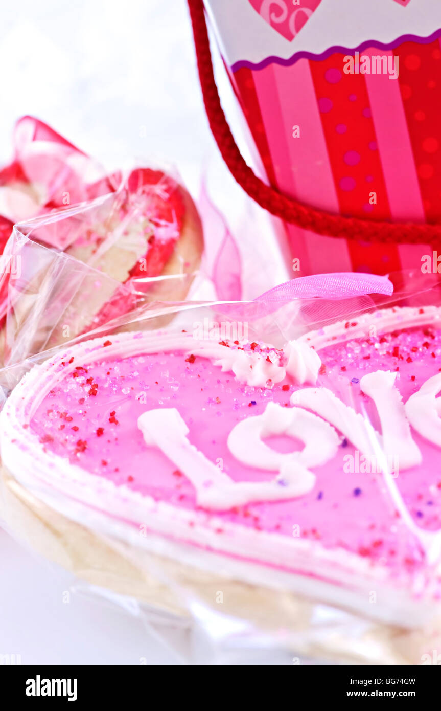In casa pastafrolla cotta Valentine i biscotti con la glassa e confezioni regalo Foto Stock