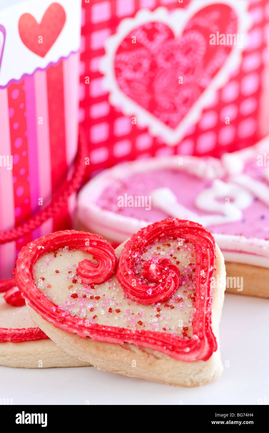 In casa pastafrolla cotta Valentine i biscotti con la glassa e confezioni regalo Foto Stock