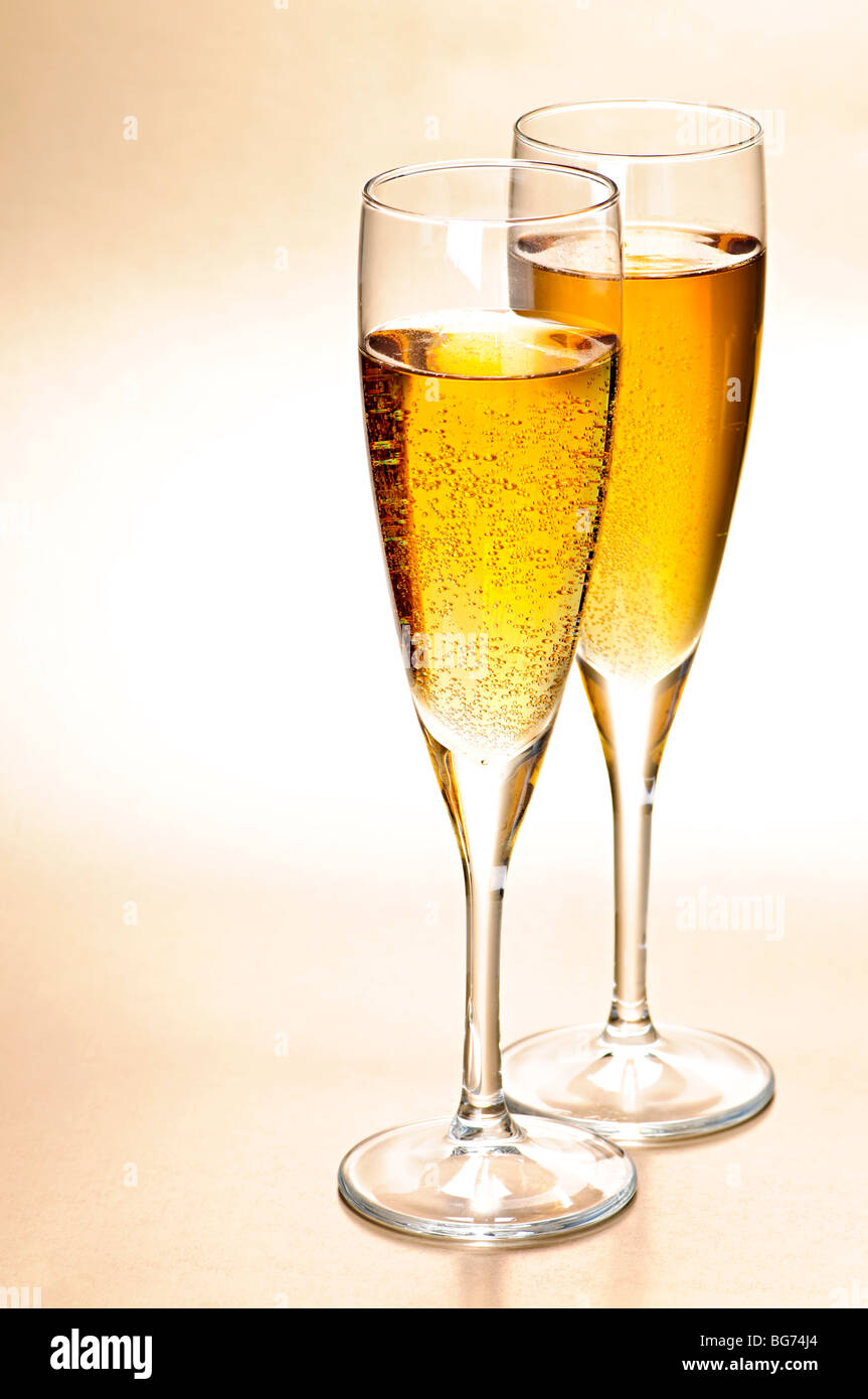 Completa di due flauti champagne con vino spumante Foto Stock
