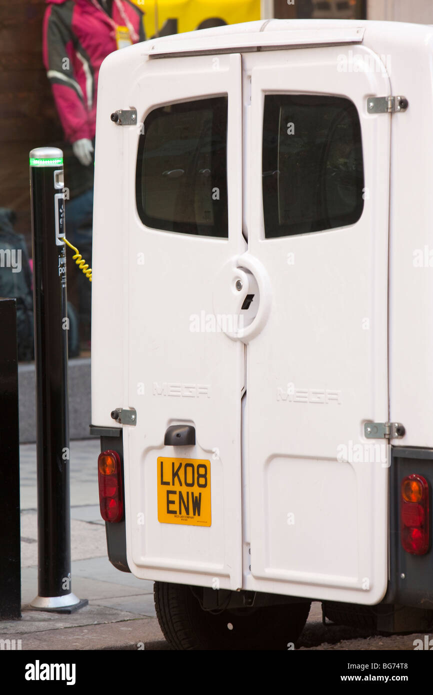 Un Mega van veicolo elettrico carica nuovamente in corrispondenza di un punto di succo di veicolo elettrico punto di carica in Westminster, Londra, Regno Unito. Foto Stock