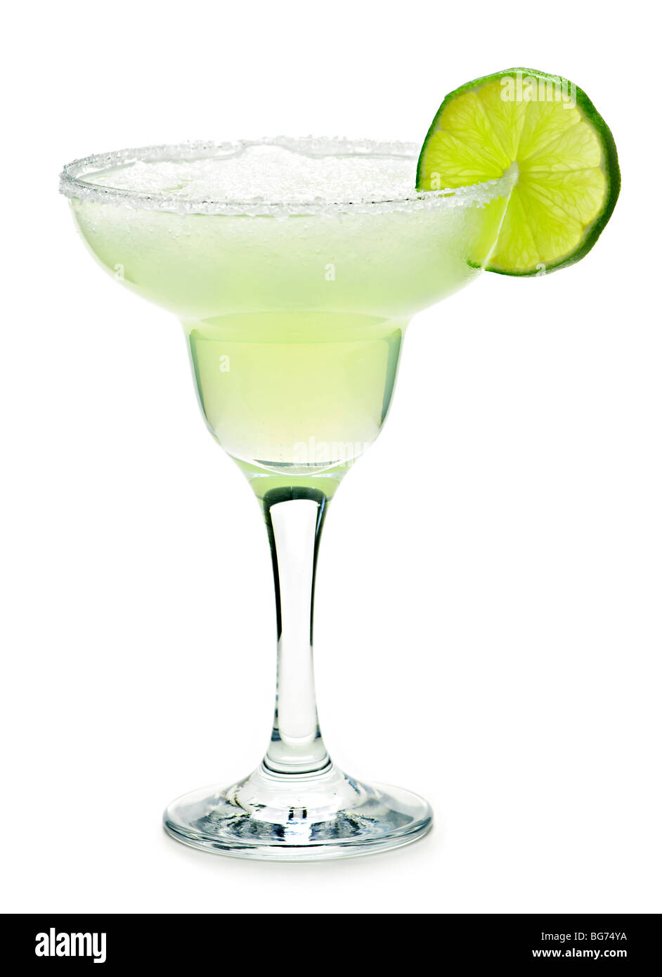 Margarita in vetro con calce isolati su sfondo bianco Foto Stock