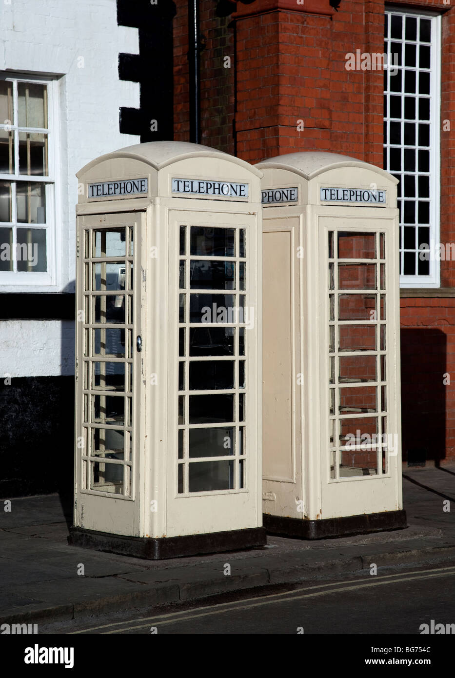 White le cabine telefoniche di Kingston upon Hull azienda telefonica. Foto Stock