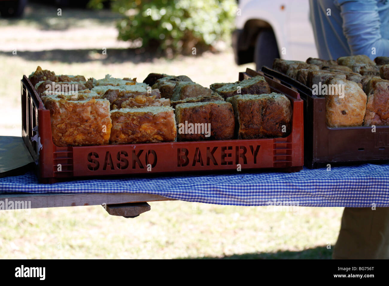 Pressione di stallo con il pane appena sfornato al mercato di quartiere Foto Stock