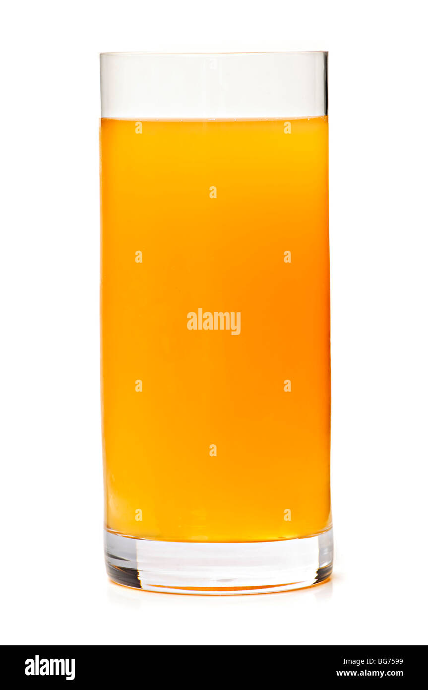 Il succo di mela in vetro chiaro isolati su sfondo bianco Foto Stock