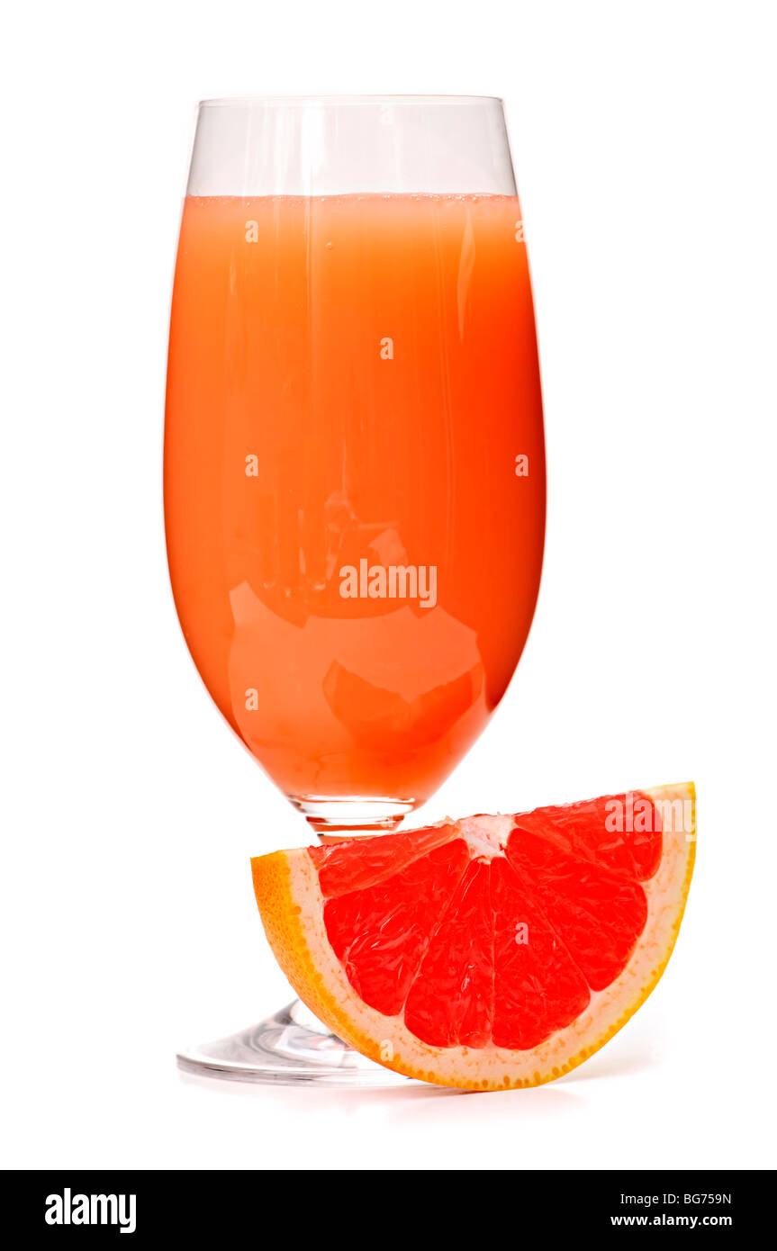 Il succo di pompelmo in vetro chiaro isolati su sfondo bianco Foto Stock