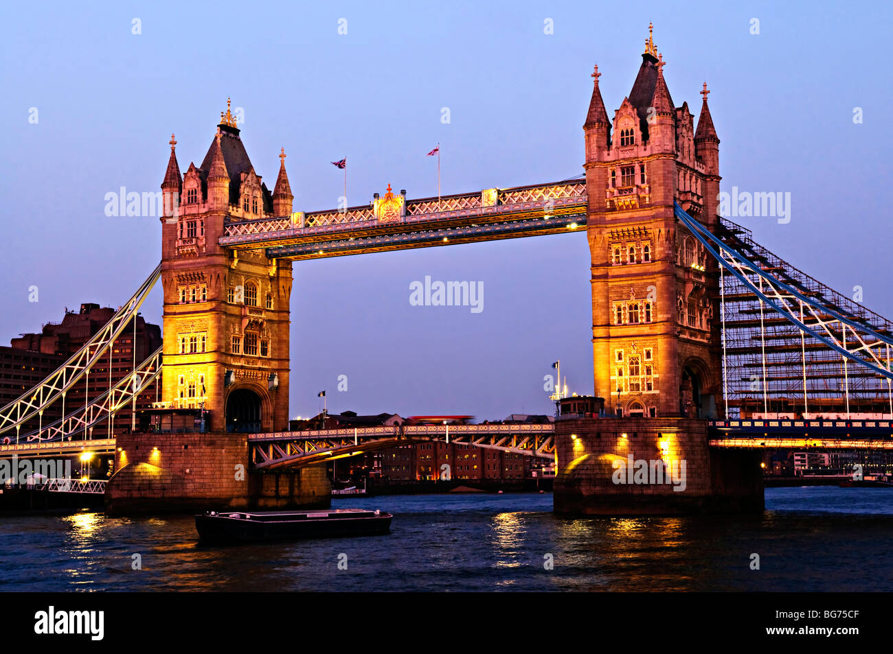 Il Tower Bridge di Londra Inghilterra al tramonto sul fiume Tamigi Foto Stock