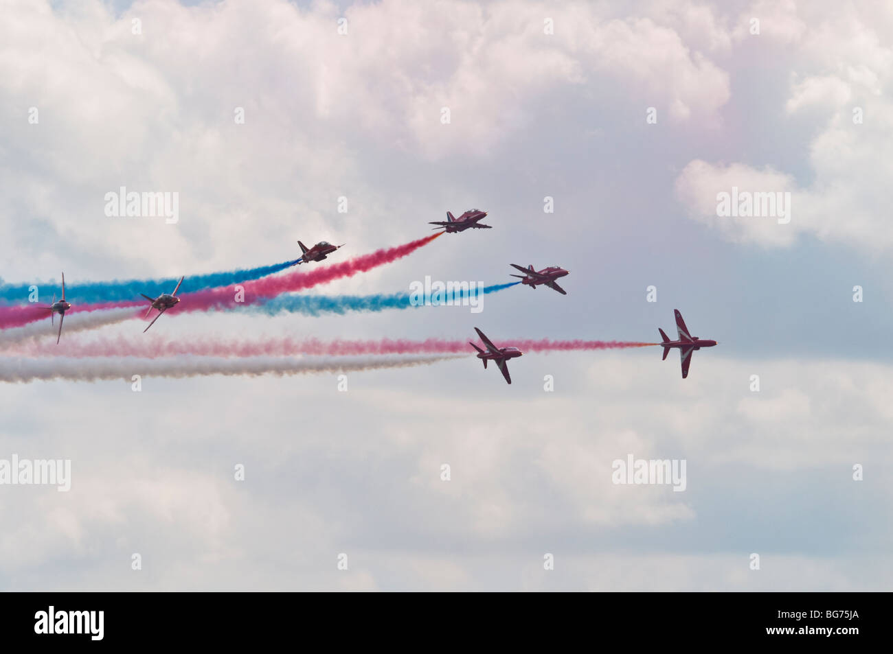 La RAF team di dimostrazione le frecce rosse di eseguire presso la RAF Waddington, Airshow di eseguire uno dei loro marchi manovre Foto Stock