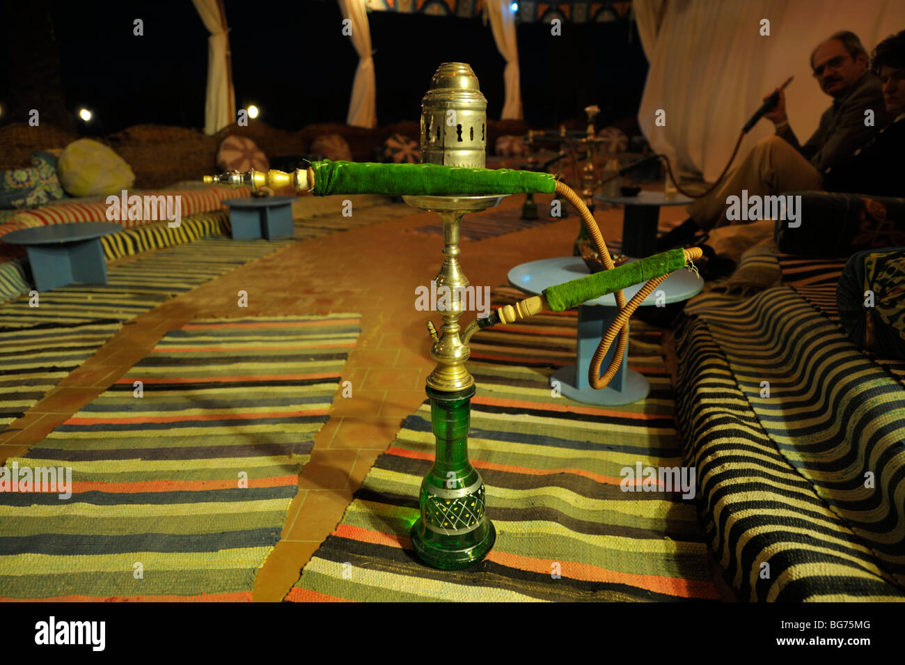 Raffreddato ad acqua shisha tubo in Arib tenda, Nuweiba, Egitto Foto Stock