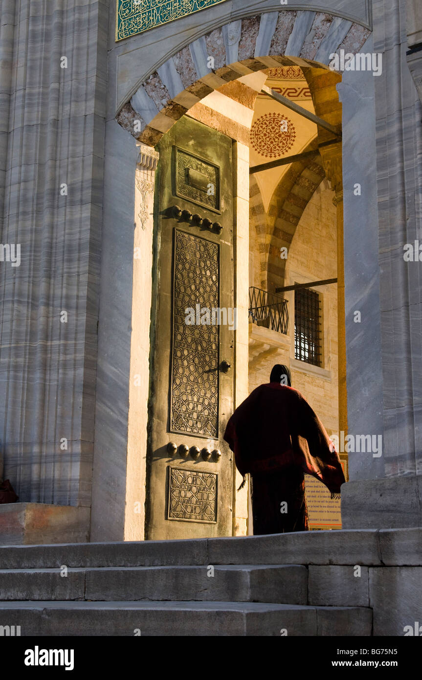 Uomo che cammina attraverso la porta del cortile interno della Moschea Blu, Istanbul, Turchia Foto Stock
