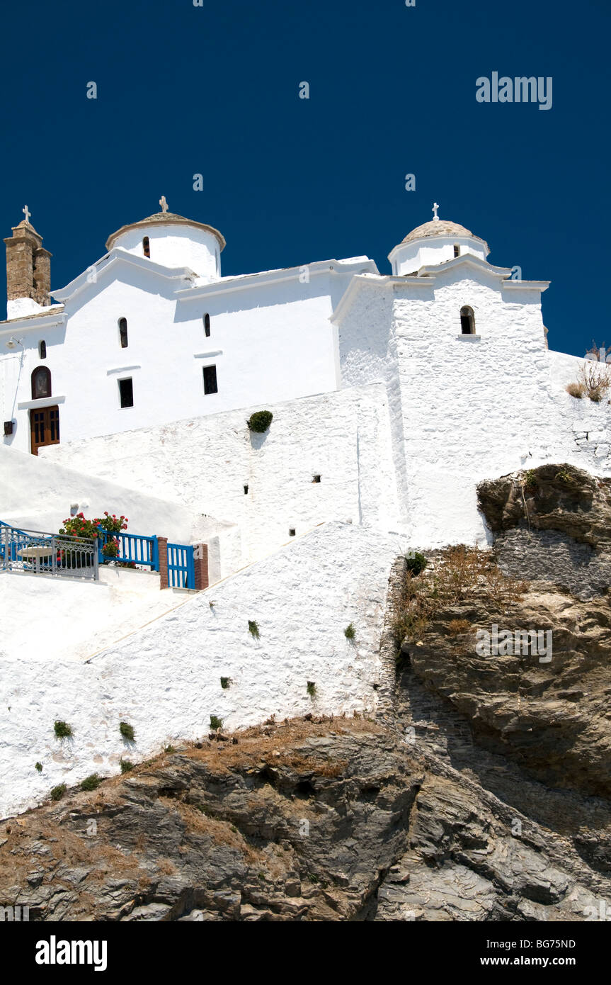 Imbiancato Chiesa costruita sulla roccia nella Città Vecchia (Hora) sul greco Mamma Mia isola di Skopelos, Sporadi, Grecia Foto Stock