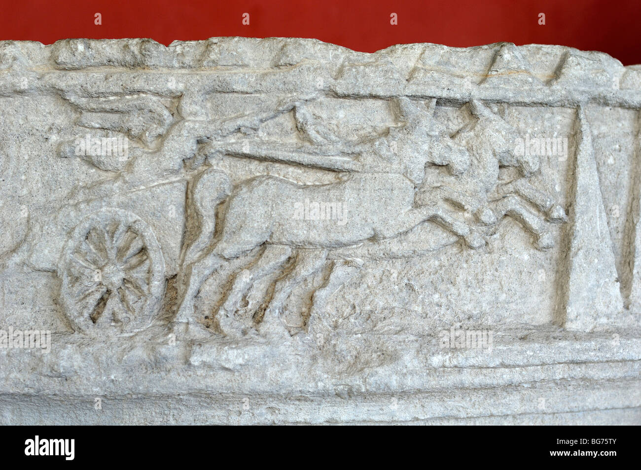 Carro romano & Charioteer, Bas-Relief Carving da marmo tomba circolare, C1-3rd ad Arles Antique Museum, Provenza, Francia Foto Stock
