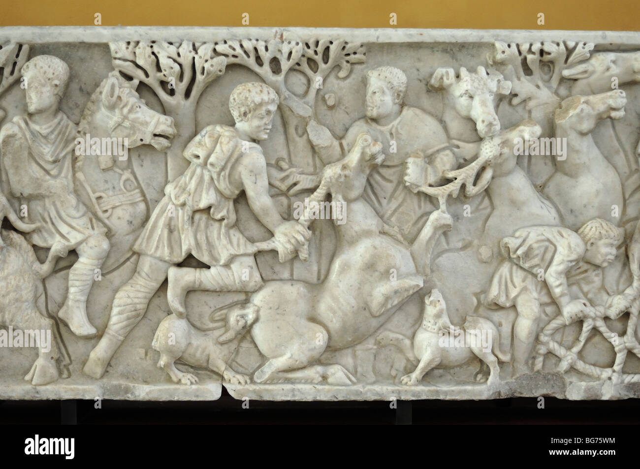 Deer Hunting Scene, scultura in marmo da Alyscamps, sarcofago romano o tomba, c 3 ad Arles Antique Museum, Provenza, Francia Foto Stock
