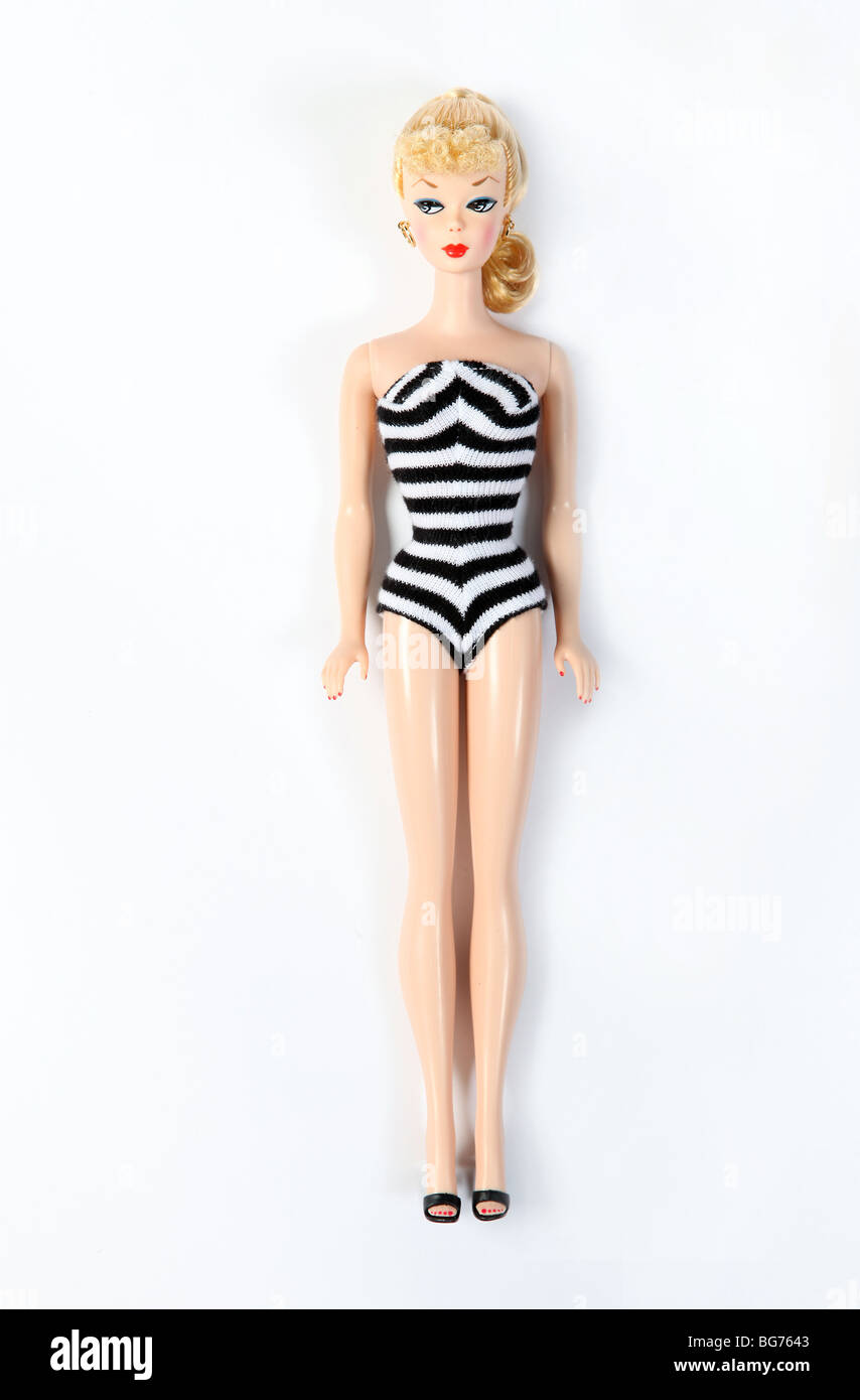 Bionda iconica bambola Barbie, 50 anni di anniversario edizione con degli  anni cinquanta in bianco e nero costume da bagno Foto stock - Alamy