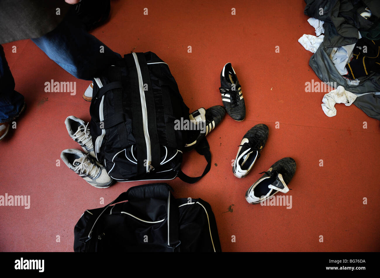 Un calciatori spogliatoio con kit di sporchi impilati sul pavimento REGNO UNITO Foto Stock