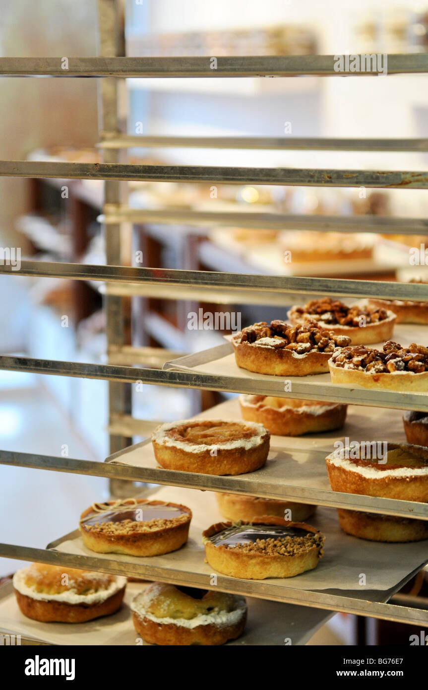 Interno di un panificio torte sul diplay Foto Stock