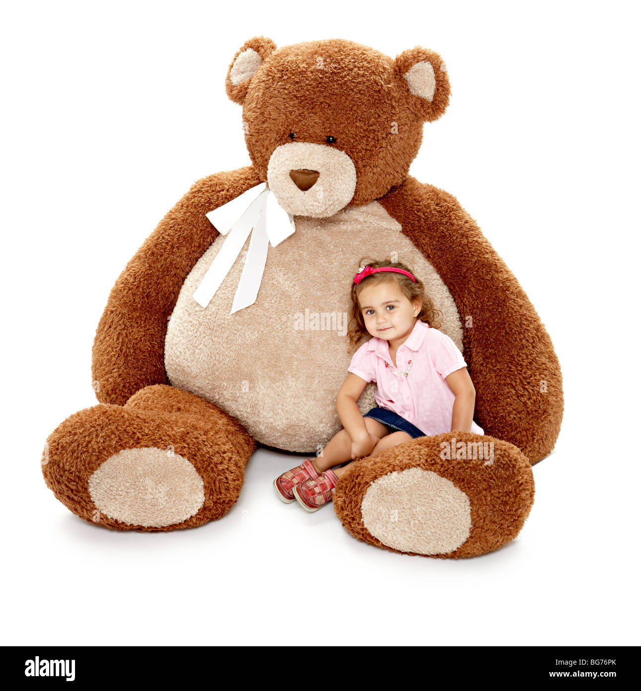 Gigantesco orso di peluche con bambino Foto Stock