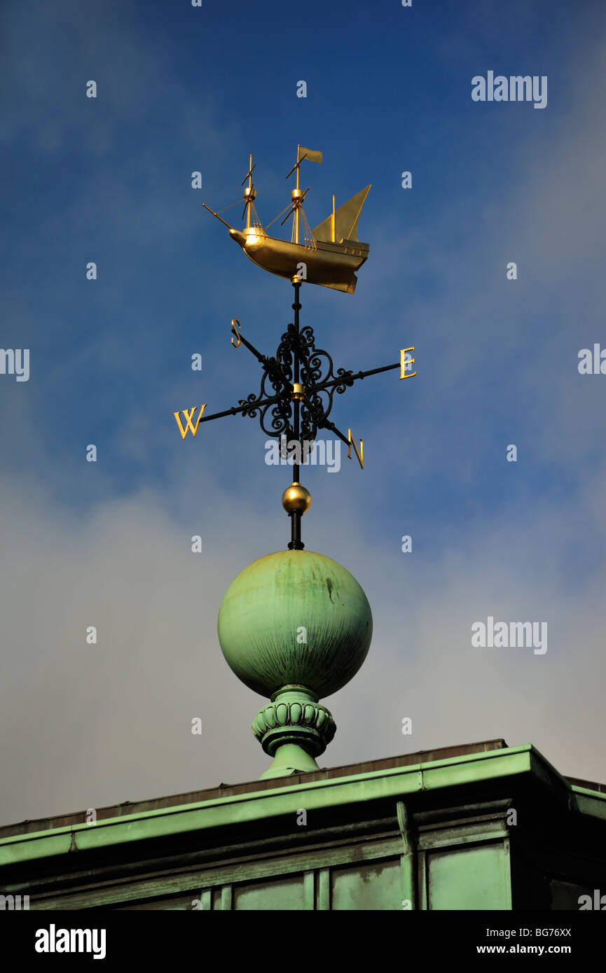 LONDRA, Regno Unito - 28 NOVEMBRE 2009: Closeup di una pala meteo dorata sulla Trinity House sulla Tower Hill nella città di Londra Foto Stock