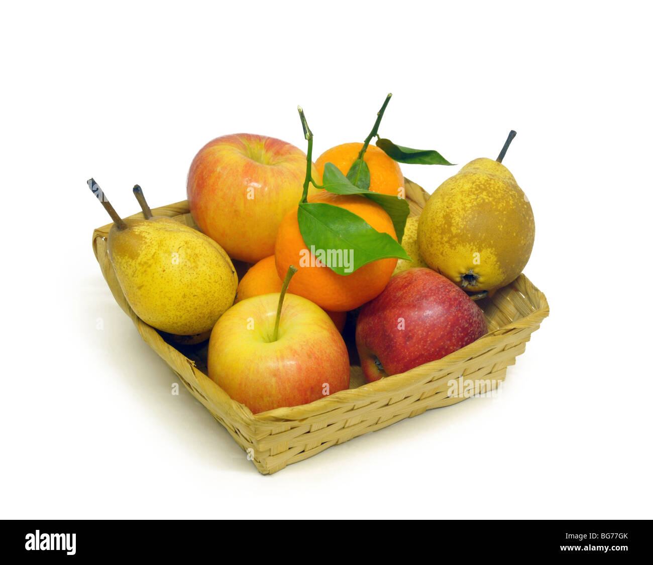 Uno spaccato di una tabella cesto di frutta - le arance, le mele e le pere. Foto Stock