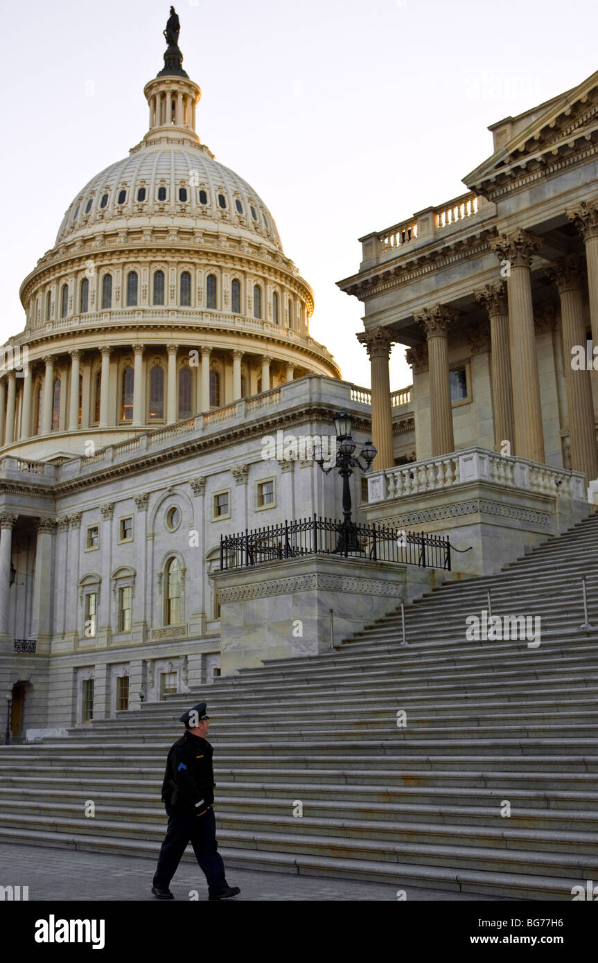 Un Capitol poliziotto di pattuglia sulla US Capitol Building in Washington DC Foto Stock