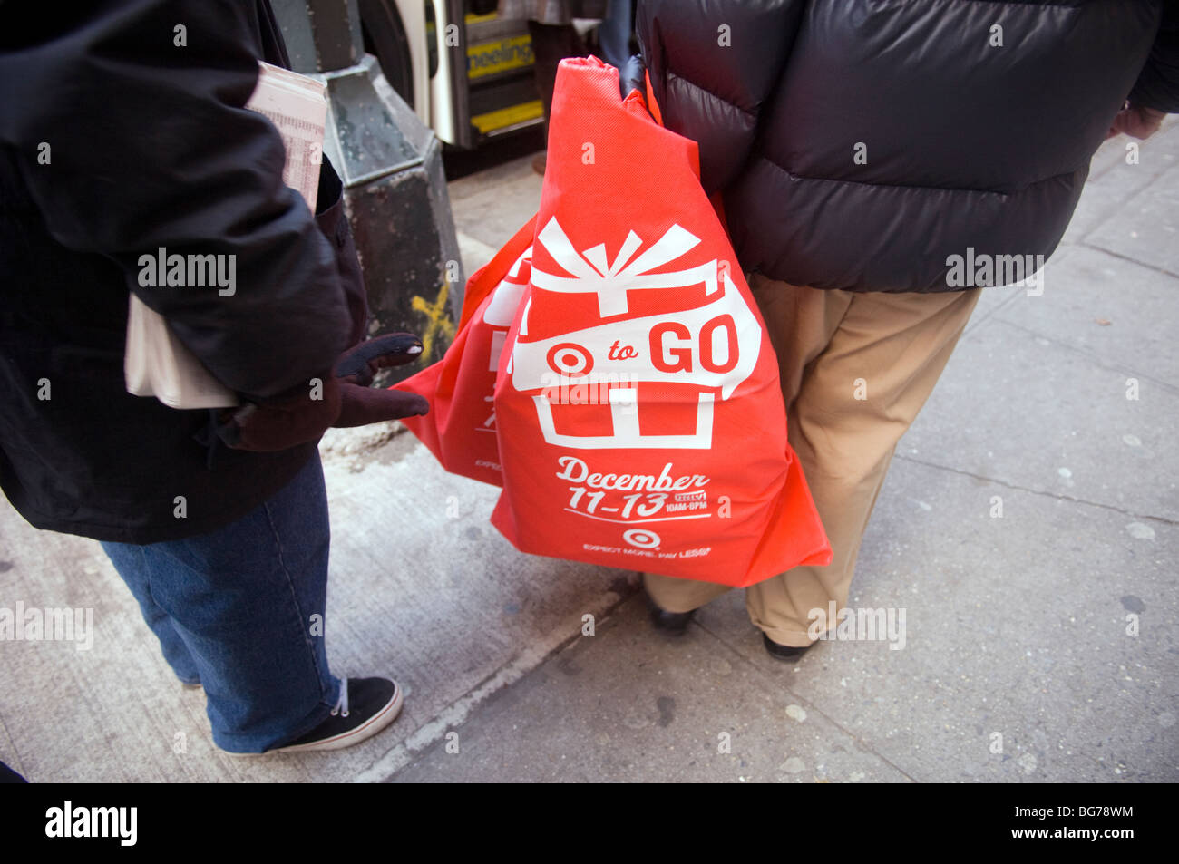 I clienti a fare acquisti per il pre-avvolte le merci a un target pop-up store in New York Foto Stock