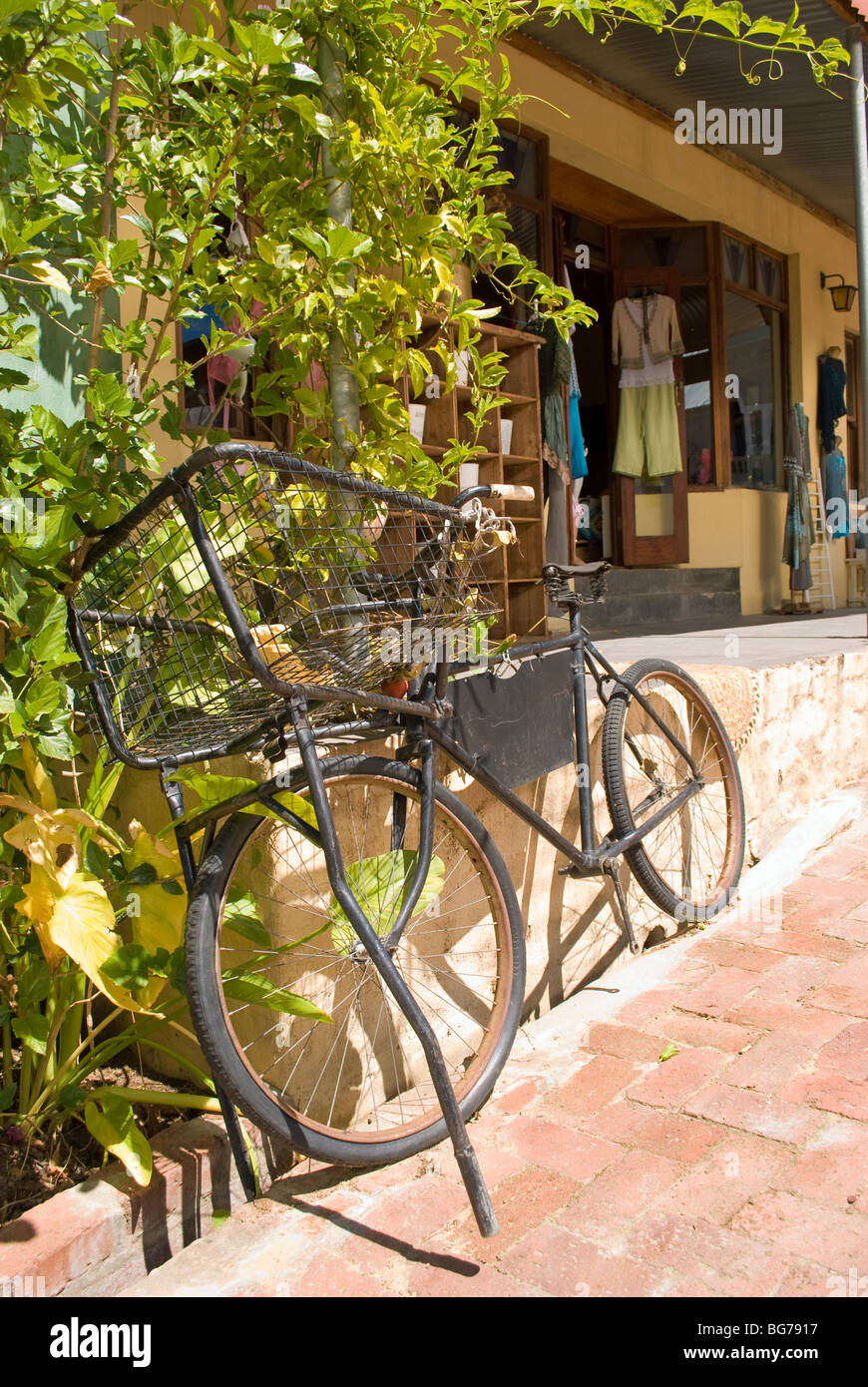 Una vecchia bicicletta per la consegna al di fuori di un negozio nel pittoresco villaggio di Riebeek Kasteel in Western Cape, Sud Africa. Foto Stock