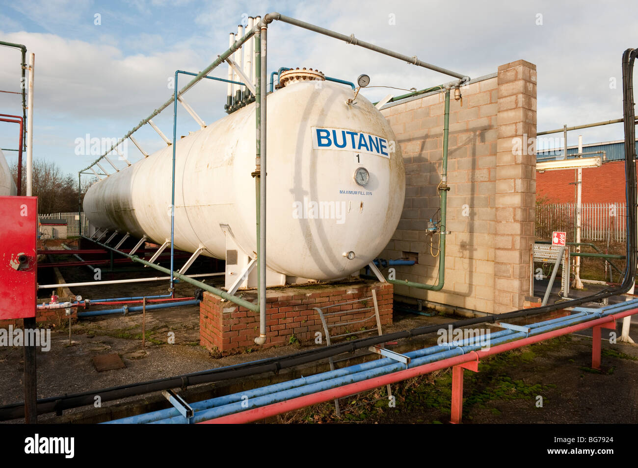 Lo stoccaggio in bulk serbatoio di butano in area provvista di elementi di contenimento Foto Stock