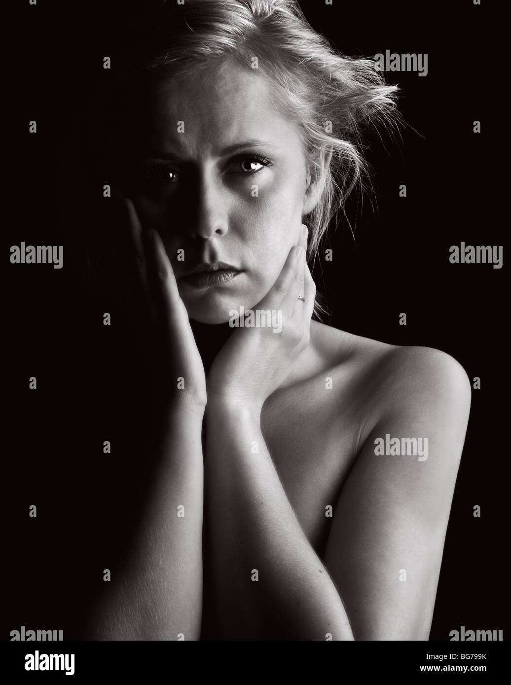 Tasto basso colpo di un vulnerabile Donna bionda Foto Stock