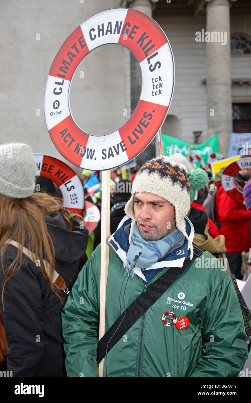 I manifestanti in una grande dimostrazione di fronte all'edificio del Parlamento a Copenaghen alla Conferenza delle Nazioni Unite sui cambiamenti climatici. Foto Stock
