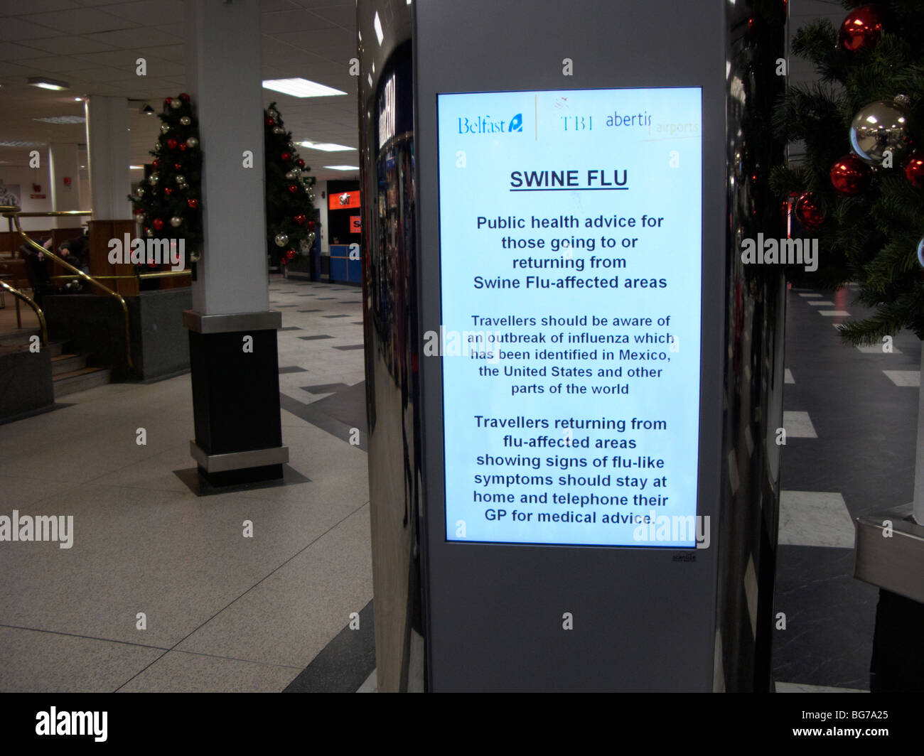 avviso di viaggio elettronico di influenza suina all'aeroporto internazionale di belfast durante la pandemia di focolaio nel 2009 nel regno unito Foto Stock