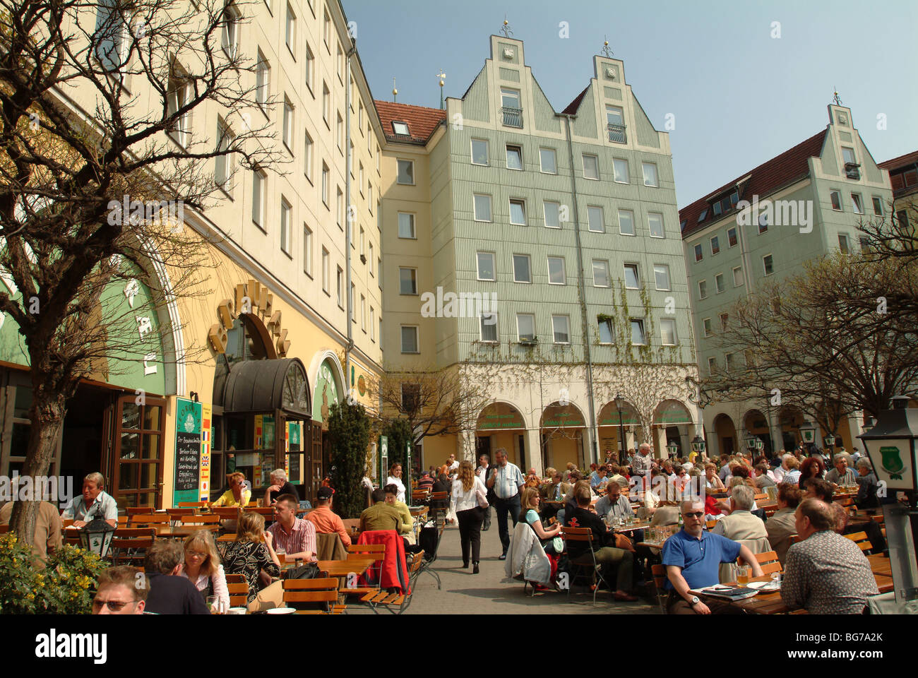 Nikolaiviertel. Quartiere Nicolai nel distretto Mitte di Berlino. Loewenbraeu, tipica e popolare tedesco giardino della birra. Berlino. L'Europa. Foto Stock