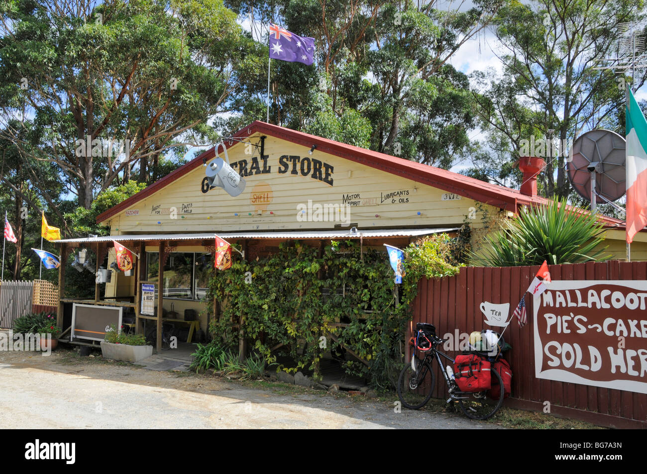 Un vecchio edificio in legno, denominata Bushware Cafe sulla Princess highway presso il cavolo Creek nello Stato di Victoria , Australia Foto Stock