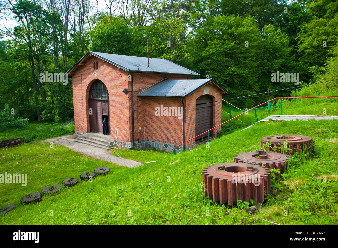 Macchina a casa Elblaski Canal vicino a Elblag, Polonia | Oberländischer Kanal, Elbing, Polen Foto Stock