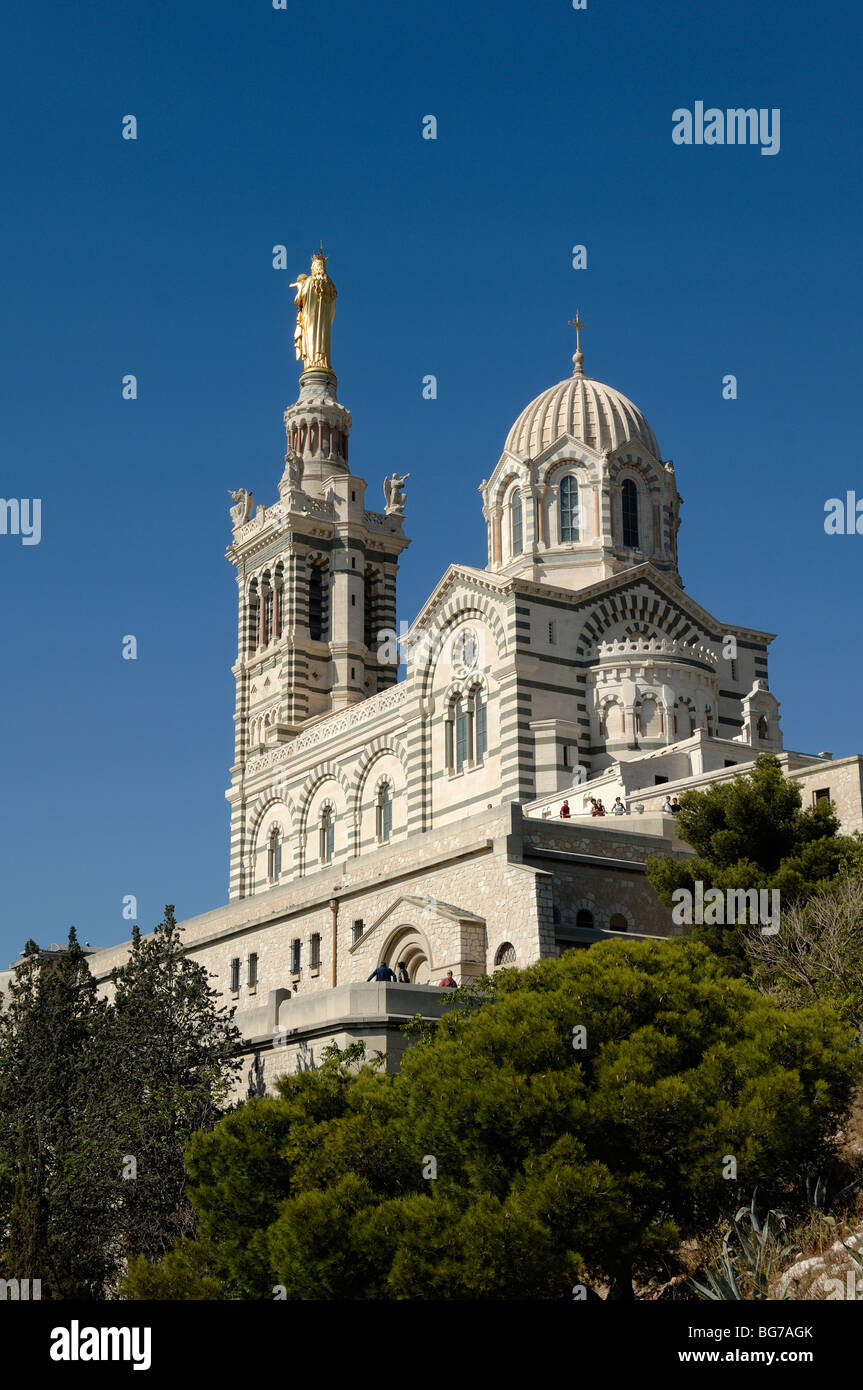 Chiesa in cima alla collina o Basilica di Notre-Dame de la Garde, punto di riferimento, edificio iconico o simbolo di Marsiglia, o Marsiglia, Provenza, Francia Foto Stock