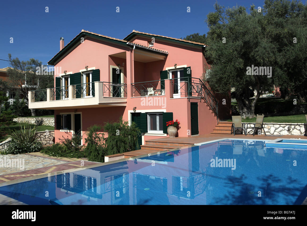 Luxury Holiday villa per vacanze con una grande piscina privata. Immagine presa nelle isole greche. Foto Stock