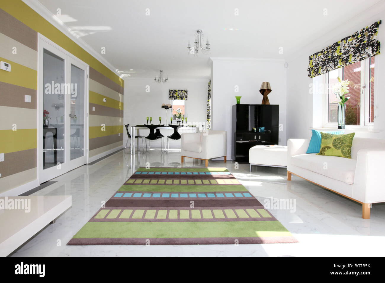 Elegante e moderna sala con pavimento con piastrelle di marmo. Luce brillante da Windows. Foto Stock