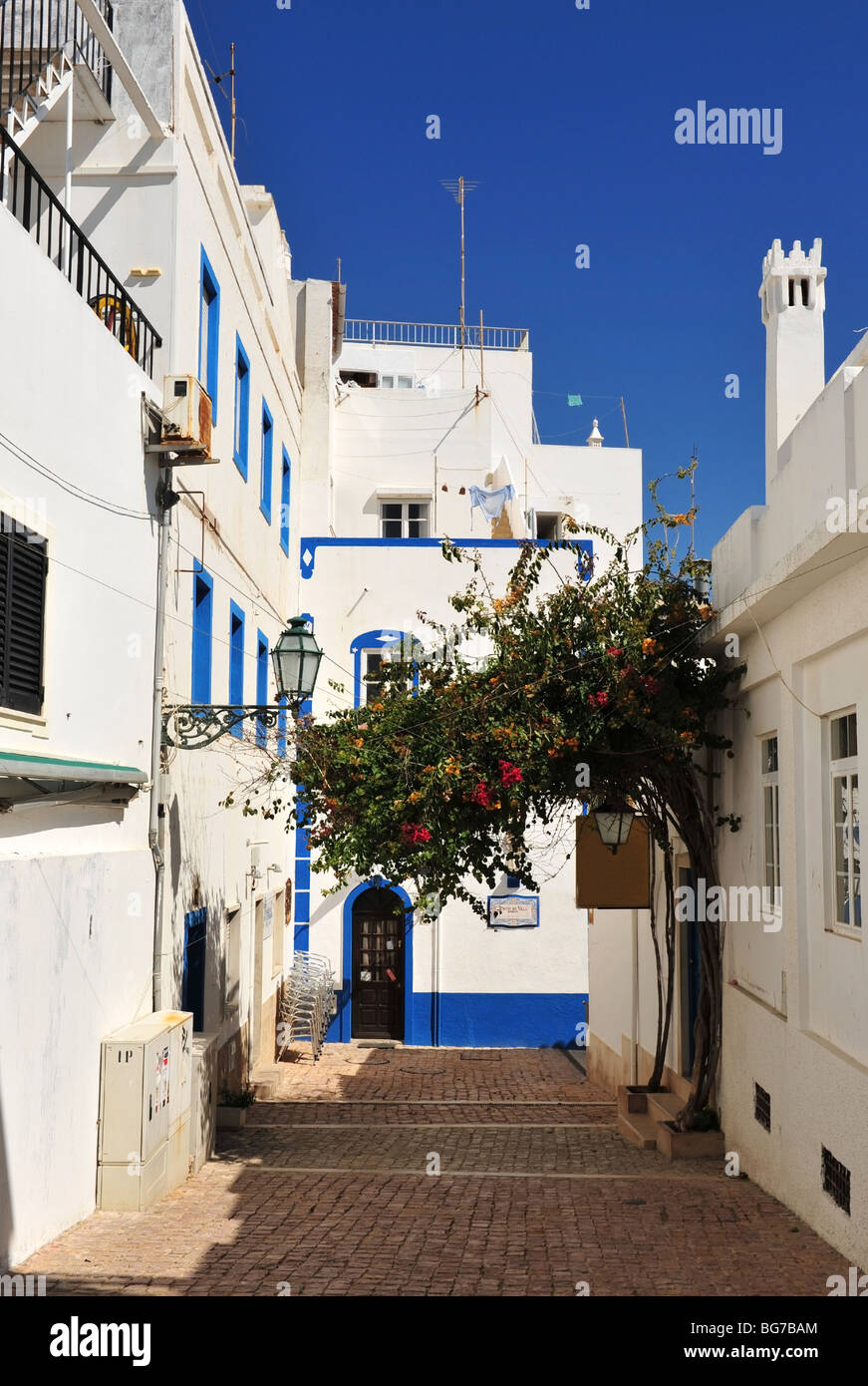 Tipica stradina ombreggiata nella zona della città vecchia di Albufeira in Algarve in Portogallo Foto Stock