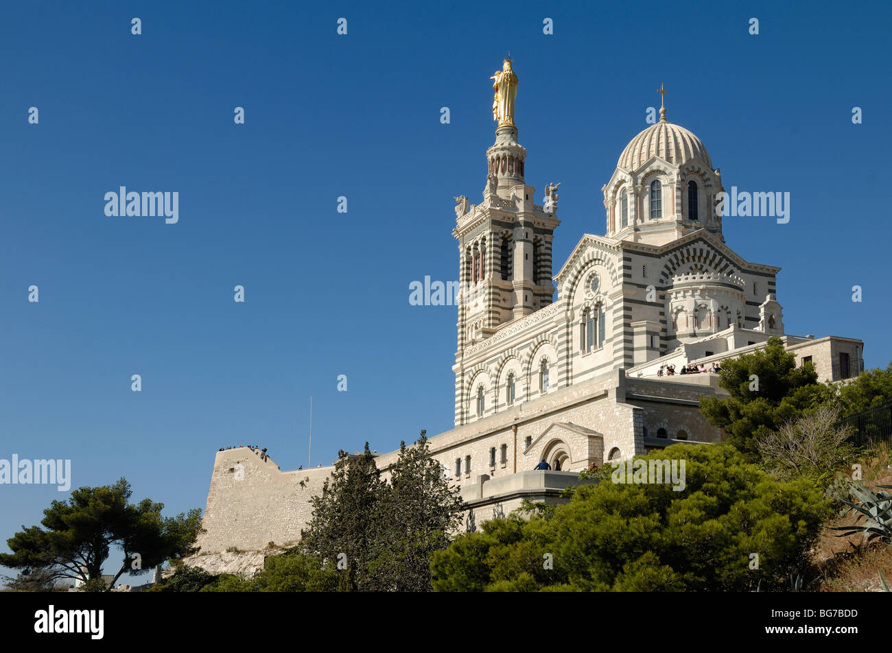 Chiesa in cima alla collina o Basilica di Notre-Dame de la Garde, punto di riferimento, edificio iconico o simbolo di Marsiglia, o Marsiglia, Provenza, Francia Foto Stock