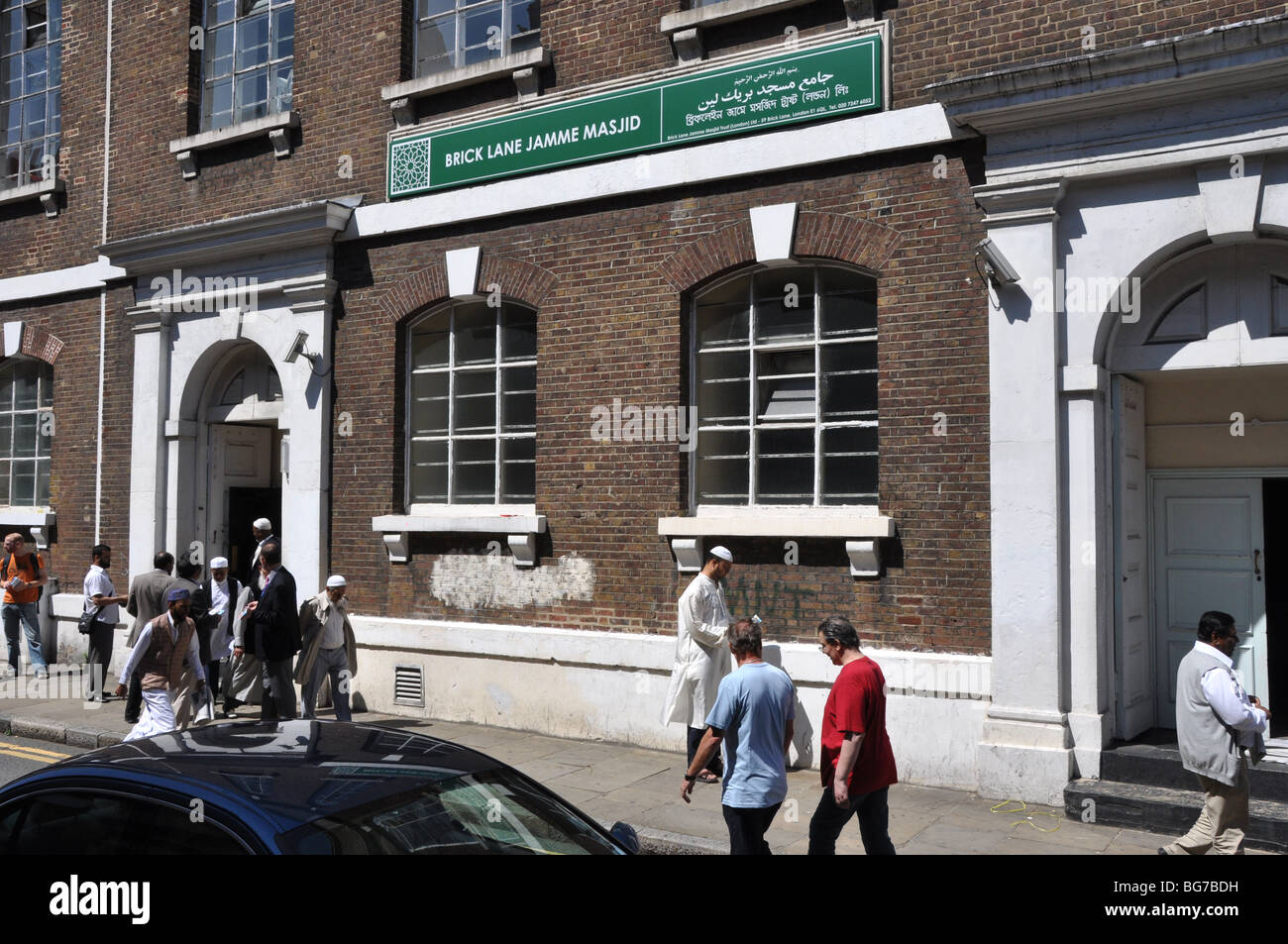 Le persone si radunano in una moschea a Londra il Brick Lane England Regno Unito Foto Stock