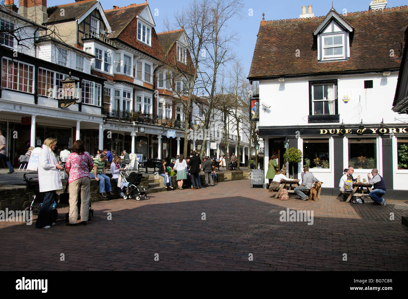 I negozi e gli amanti dello shopping sulla Pantiles a Royal Tunbridge Wells Kent England Regno Unito Foto Stock