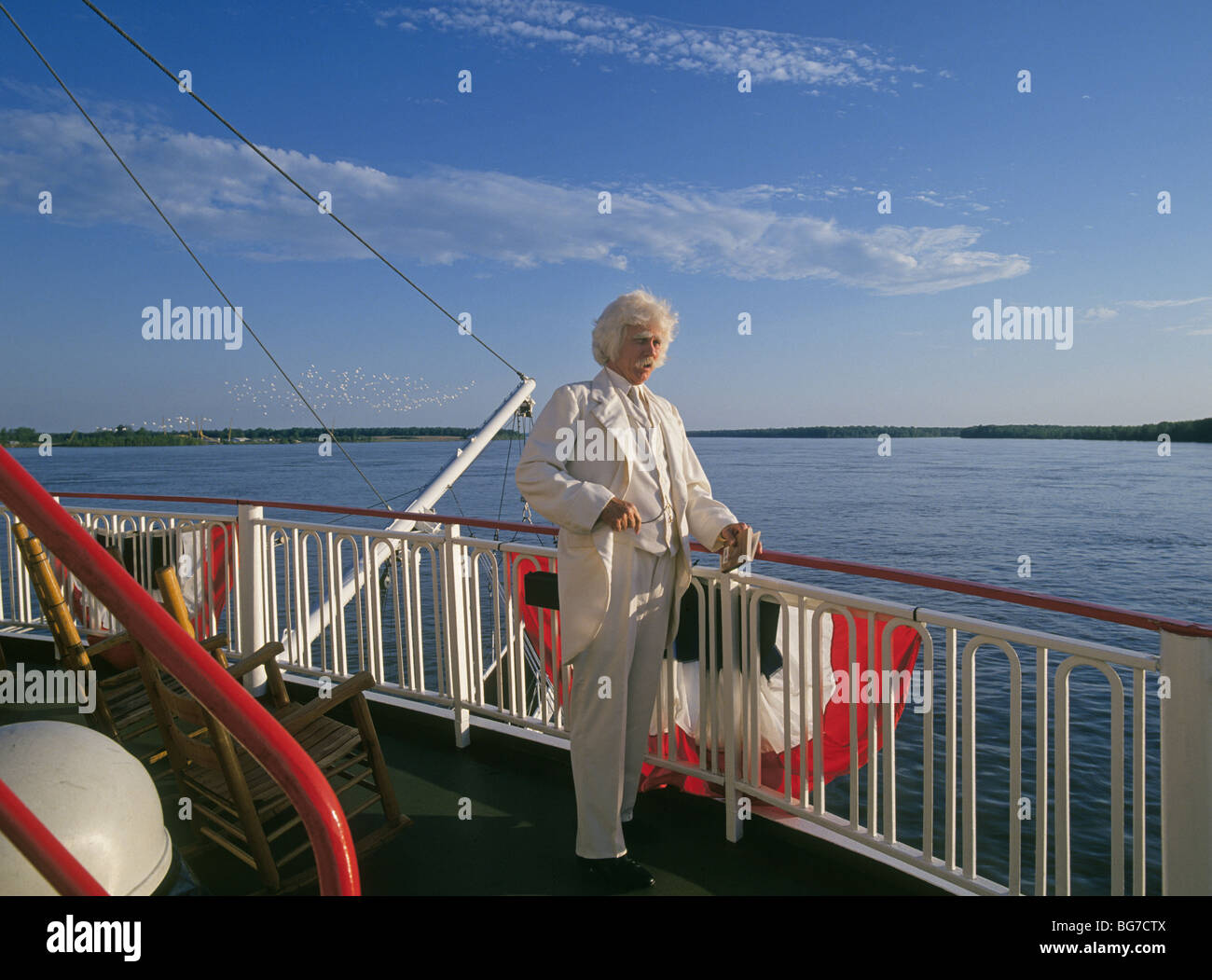 Un Mark Twain (Samuel Clemens) lookalike su un vaporetto a ruota, Mississippi Queen, sul fiume Mississippi. Foto Stock