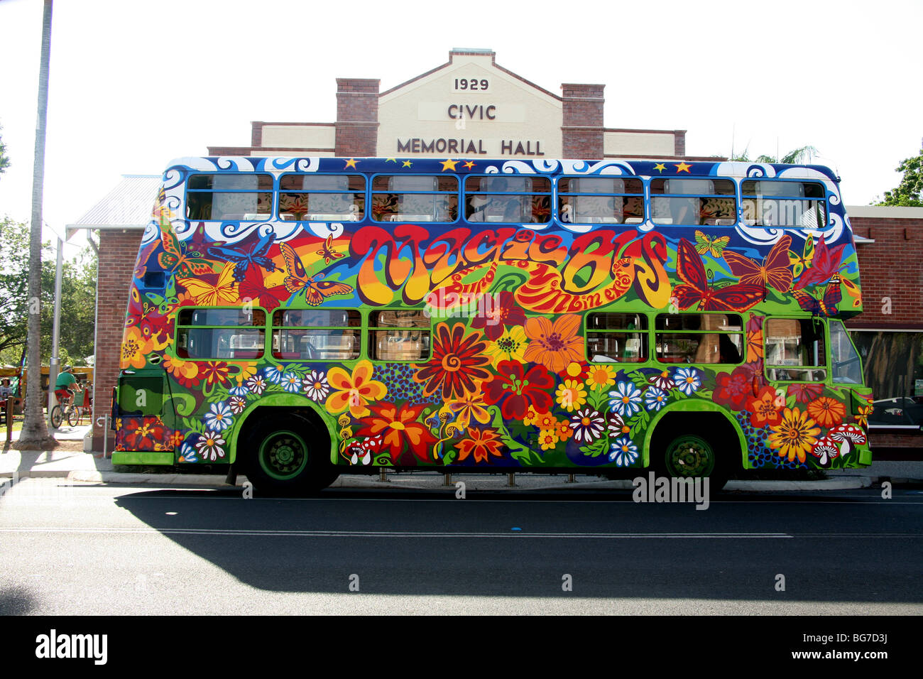 Il Magic bus fuori dalla Mullimbimby Memorial Hall durante il Mulimbimby Music Festival. Foto Stock
