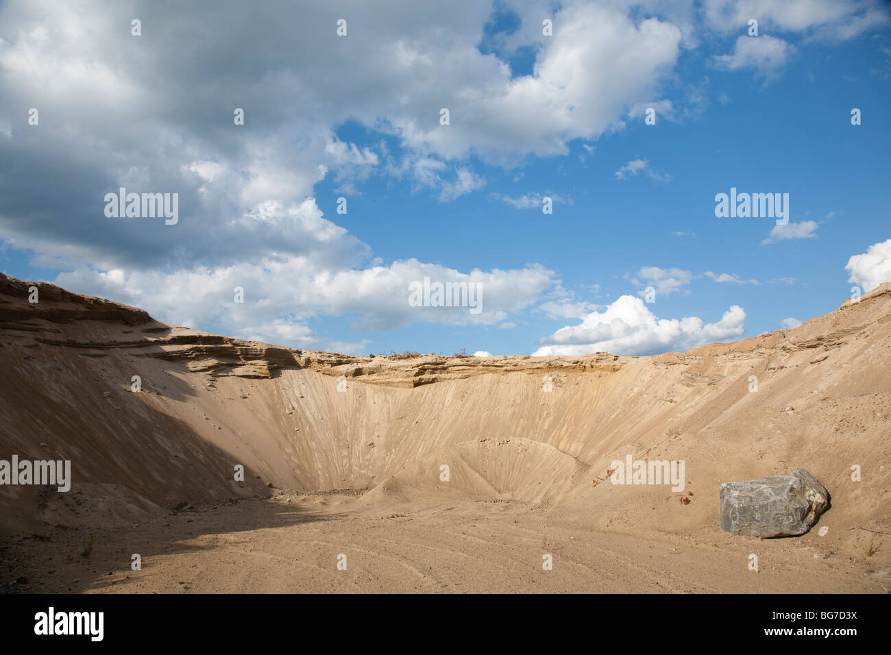 Parete di una buca di sabbia su una spiaggia sabbiosa ridge , Finlandia Foto Stock