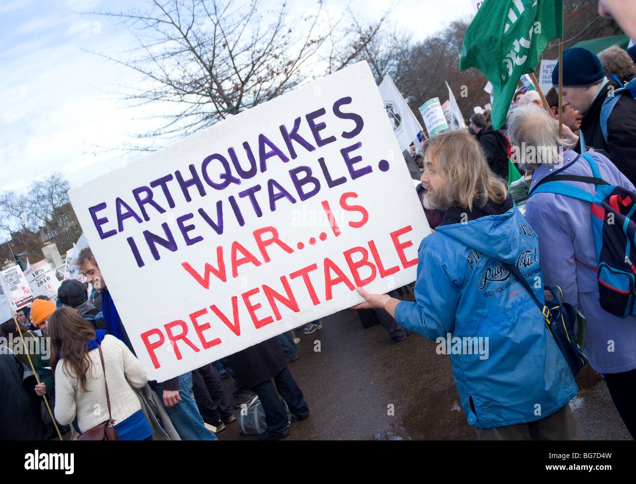 Protester contiene fino una targhetta all'Hyde Park di Londra Foto Stock