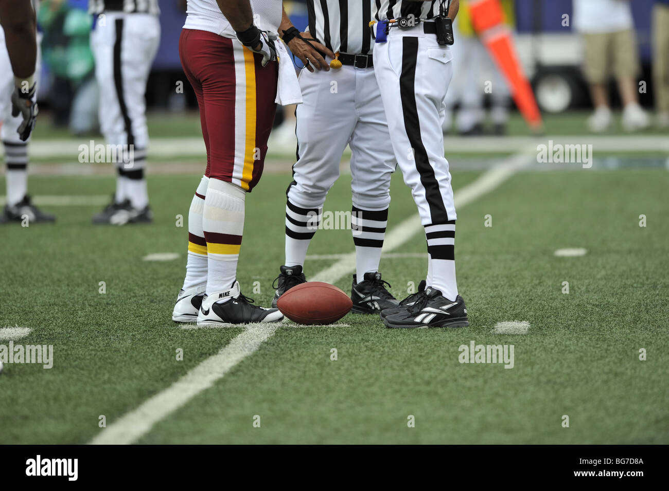 Un arbitro pone il calcio a un gioco di NFL. Foto Stock