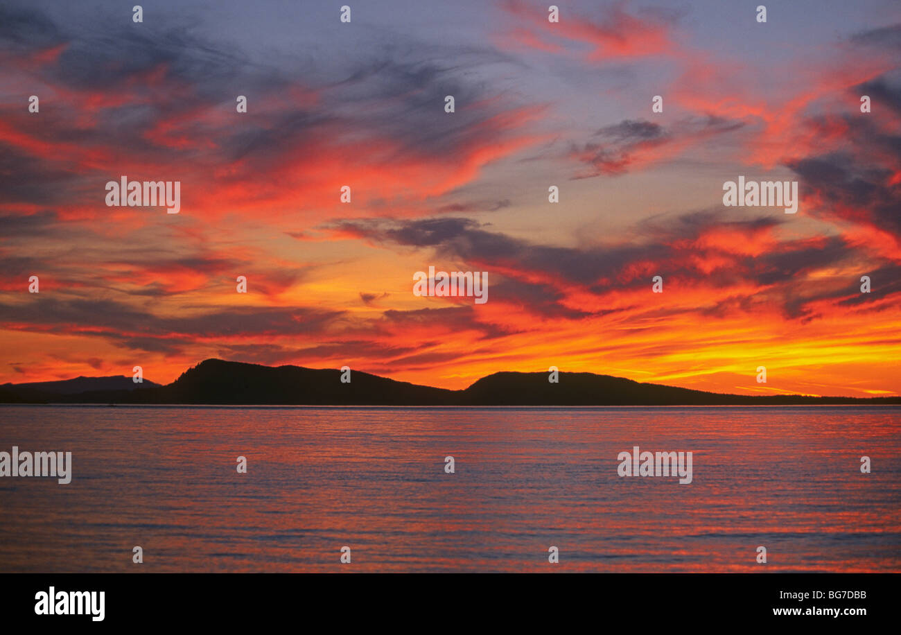 Una bella estate tramonto sul Puget Sound e Orcas Island in San Juan Islands, Washington Foto Stock