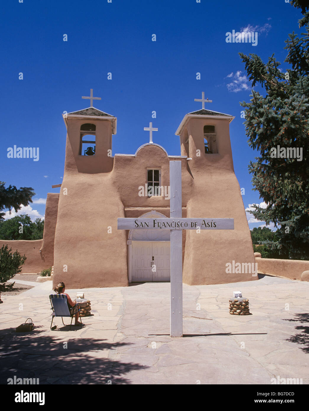 Un artista schizzi per la San Francisco de Asis o San Francesco di Assisi chiesa cattolica in Ranchos de Taos, Nuovo Messico. Foto Stock